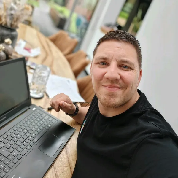 Theo Wenting van Techfixx Installatietechniek aan tafel met zijn laptop